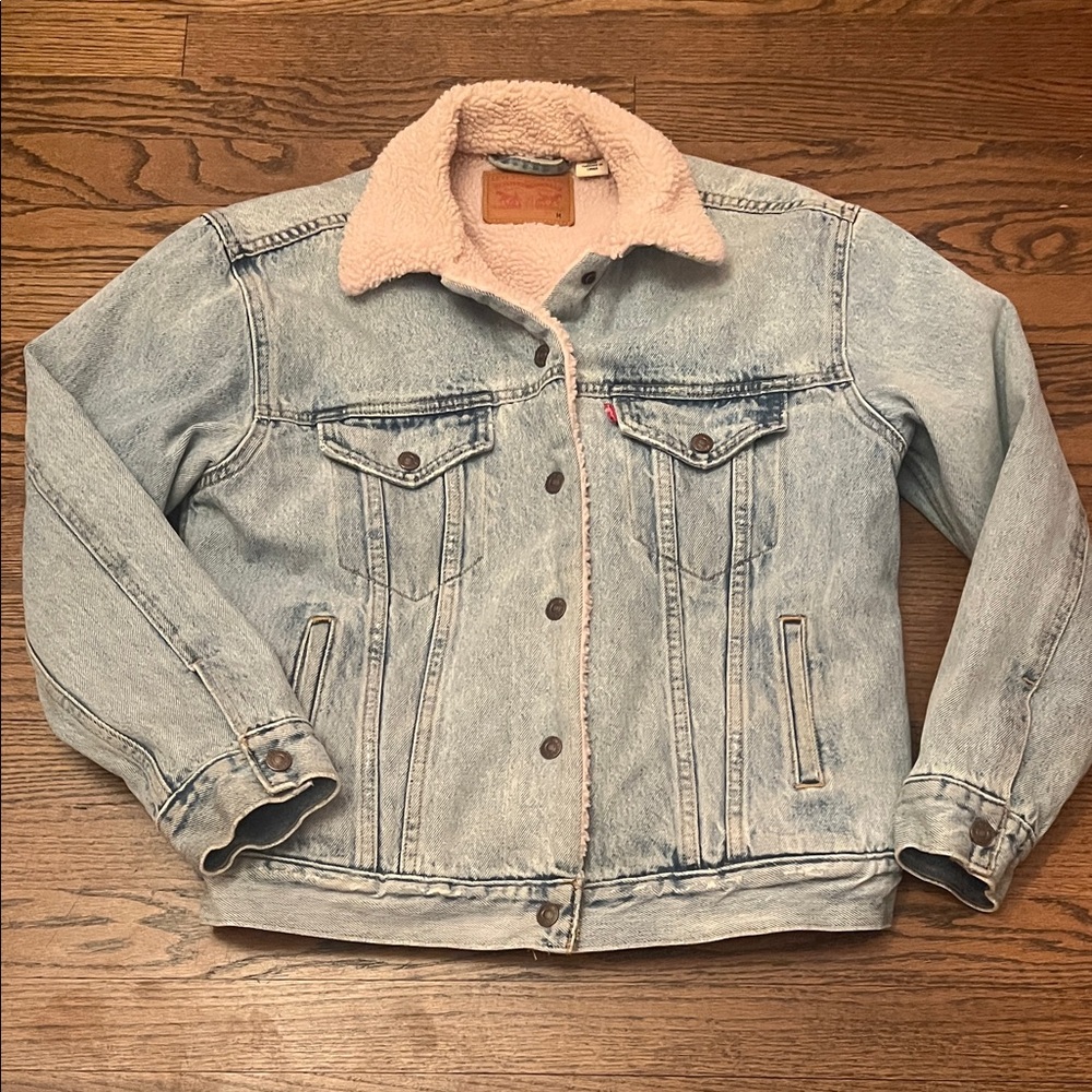 Levi’s Light Blue Denim Jacket with warm Pink Lining. 4 front pockets.